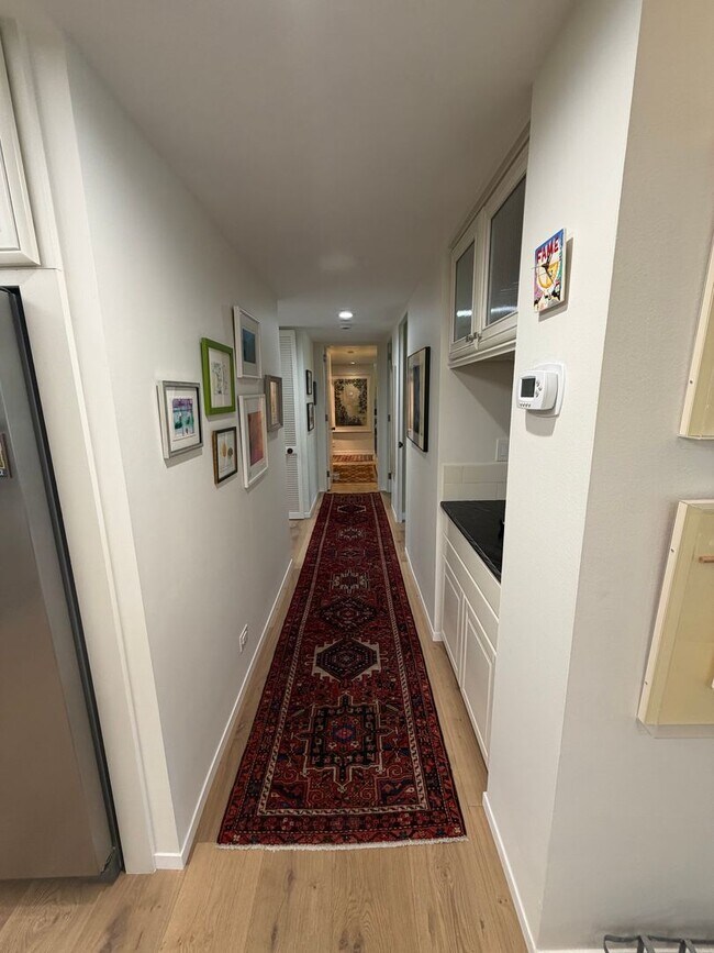 Building Photo - 3 bedroom | 2 bathroom | 4th floor condo in East Sacramento