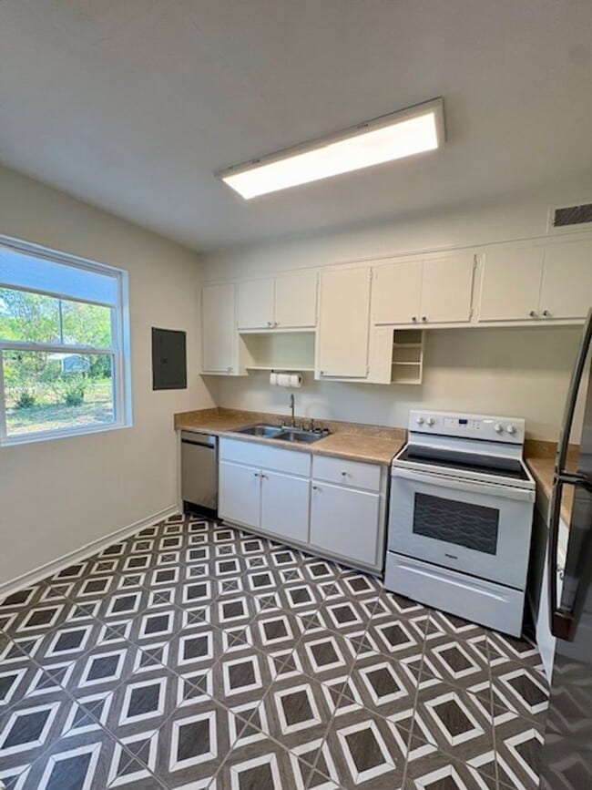 Building Photo - Fully Renovated Three Bedroom Condo in South Windermere - Off the Greenway!