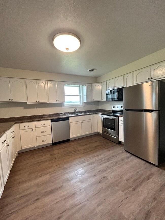 Building Photo - Welcome home to this completely renovated ...