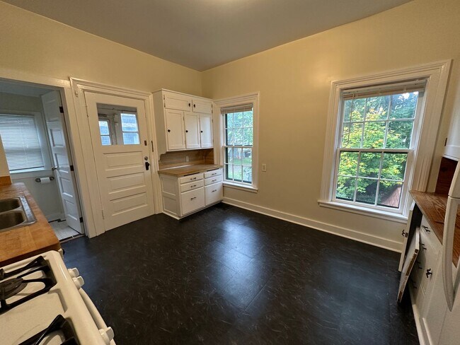 Building Photo - Single Family Heritage Hill Home! Two Bedr...