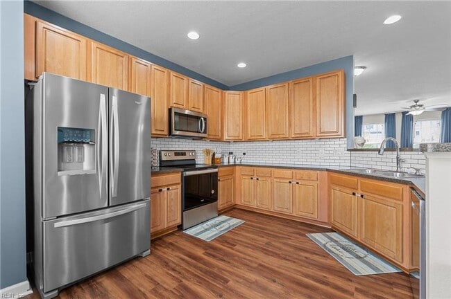 Building Photo - 3 Story Townhouse-style Condo Near Town Ce...