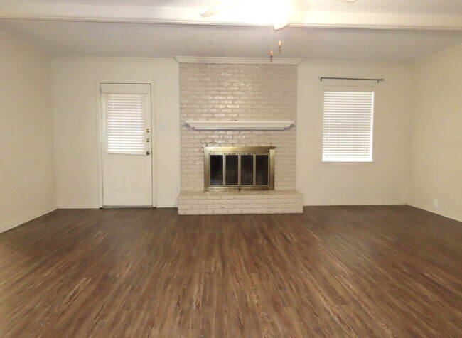 Building Photo - South Tyler! Beautiful 4 Bedroom, 3 Bath House