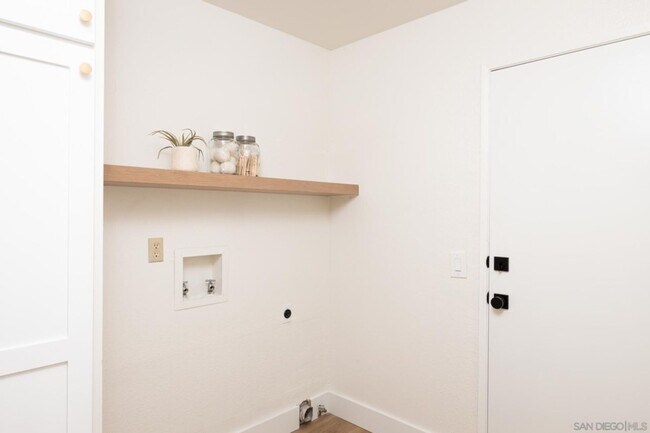 Building Photo - Beautifully remodeled home in the desirabl...