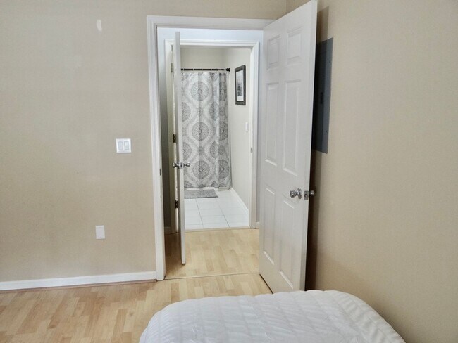 Building Photo - Seasonal Rental Available 11/25/24-4/30/25 Wifi/Cable/Water/Electric Included