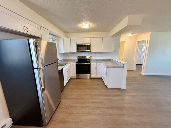 Building Photo - COMPLETE REMODEL!!! - FIRST TWO WEEKS OFF!! Cozy 2 Bed/1 Bath Apartment in North Loveland!