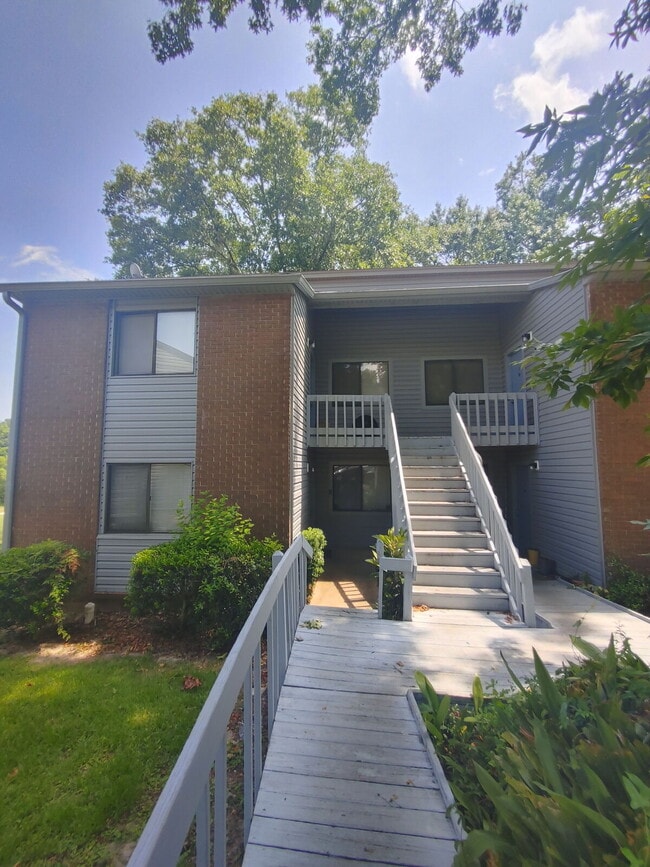 Building Photo - Spacious 2 Bedroom/1 Bath