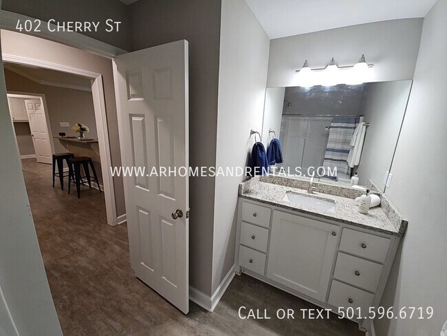 Building Photo - 402 Cherry St | $1495 | 3 beds, 2 full baths