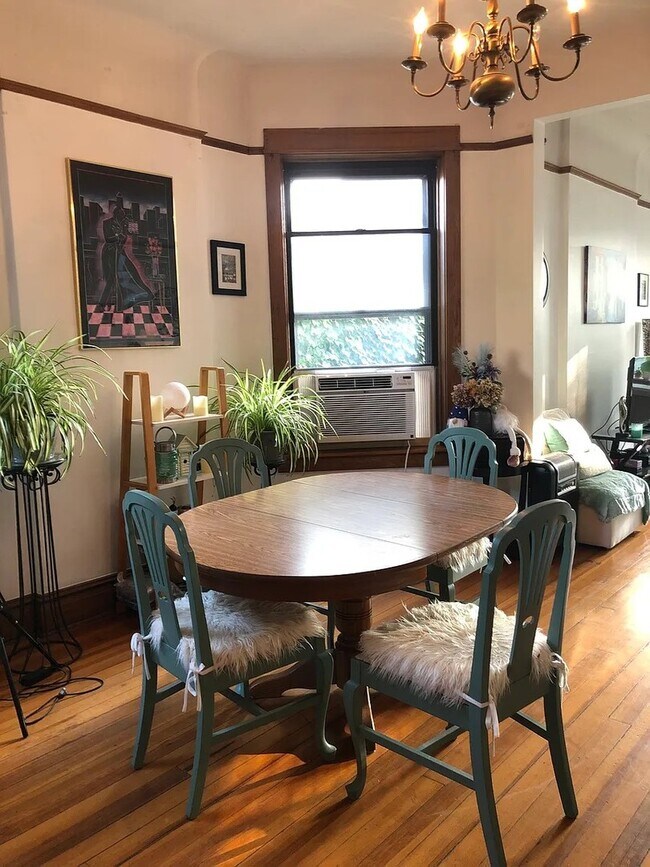 Building Photo - 1827 N Lincoln Park W