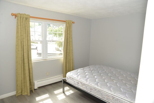 Spacious and sunny second bedroom - 924 Main St