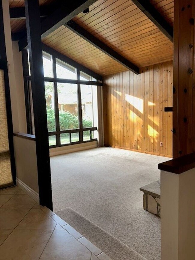 Building Photo - Well-Maintained Home with Great Outdoor Space