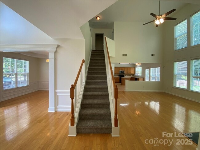 Building Photo - 9901 Hazelview Dr