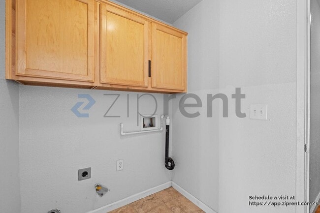 Building Photo - 8635 Lott St