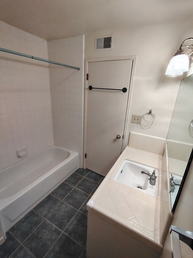 Building Photo - 1136 Cambridge Ct