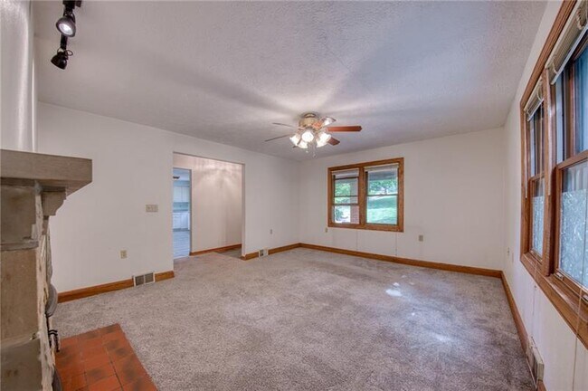 Building Photo - 4465 Mt Troy Rd Ext