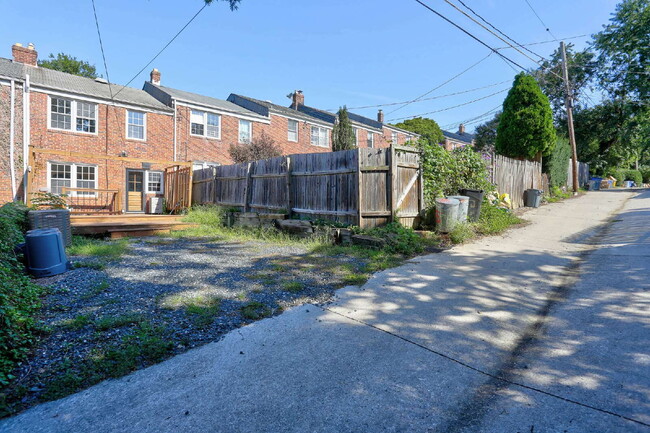 Building Photo - (3BD/2BA) Fabulous Rodgers Forge Townhome