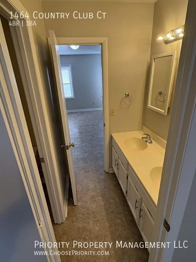 Building Photo - 1464 Country Club Ct