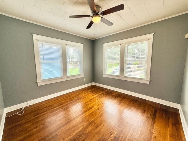Building Photo - 2BR Home with Sunroom & Extended Driveway