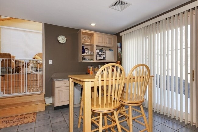 Building Photo - 39 Locust St