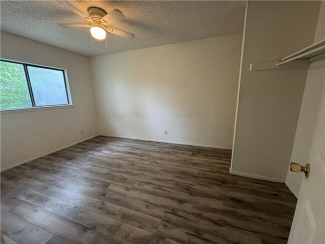 Building Photo - Beautiful and Stylish 3 bedroom & 2 bathroom