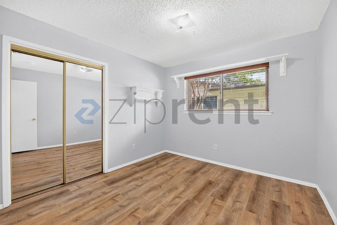 Building Photo - Unit