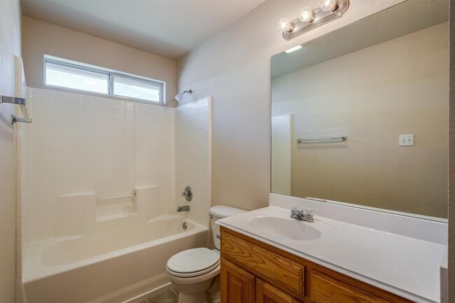 Building Photo - 706 Lakeview Dr