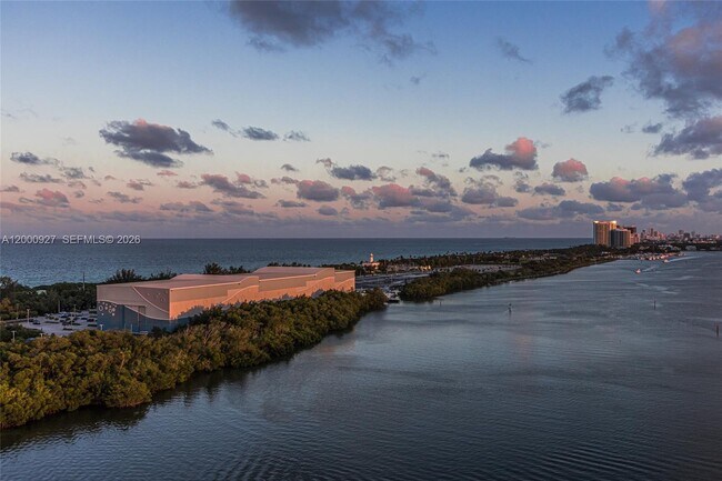 Building Photo - 500 Bayview Dr
