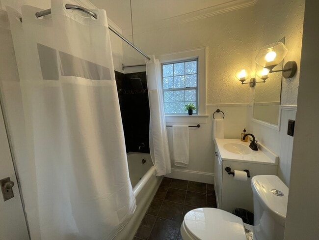 Building Photo - Highland Charmer! Come see Today!