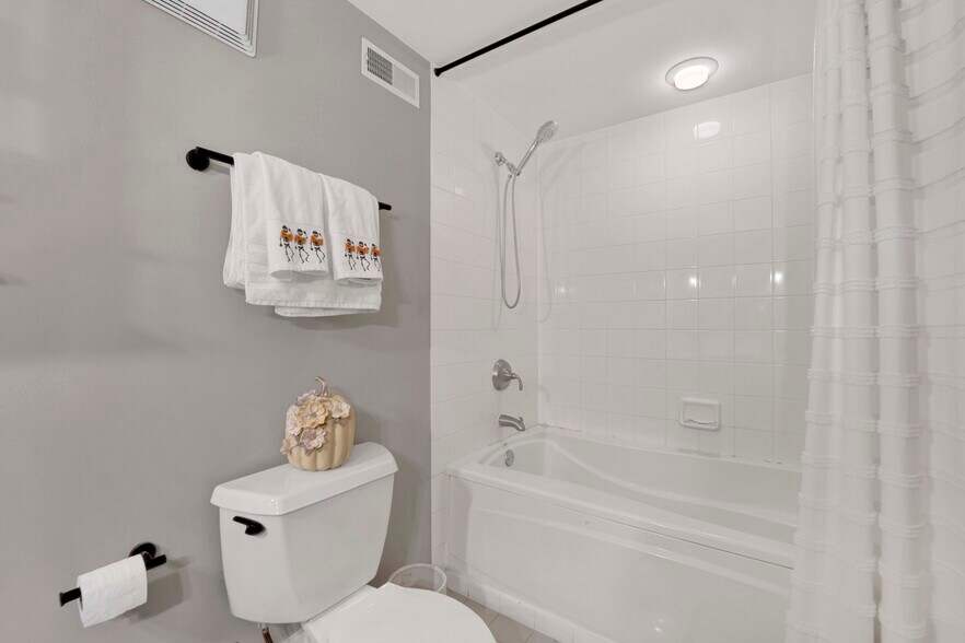 Building Photo - 625 W Jackson Blvd