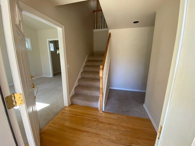 Building Photo - MOVE IN SPECIAL $500 OFF FIRST MONTHS RENT IF MOVED IN BY January 2026/ Location Location