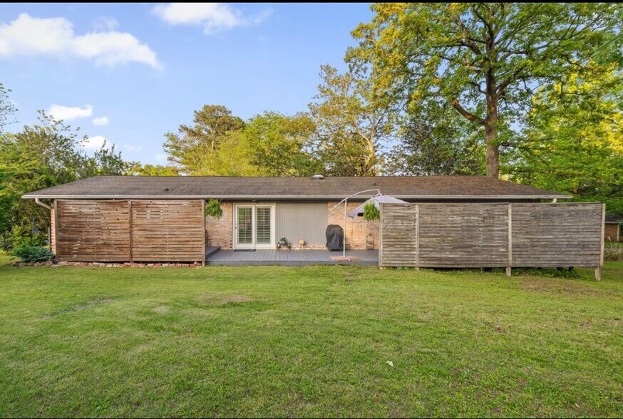 Building Photo - 1627 Fernwood Cir