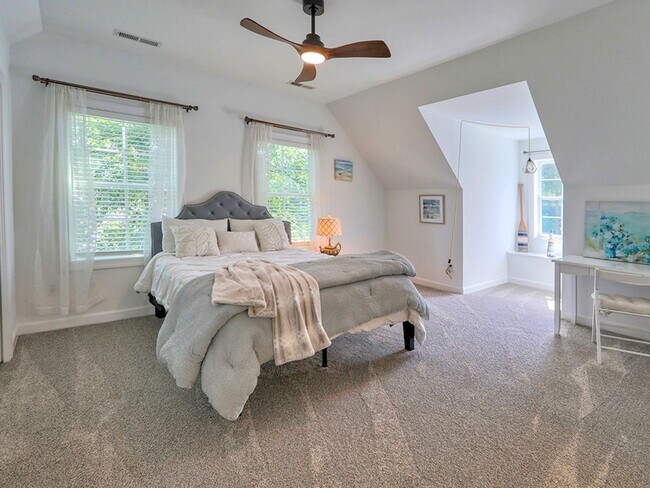 Building Photo - Spacious 3BR / 3.5BA Single family home • 2,500 Sq Ft • Baywood