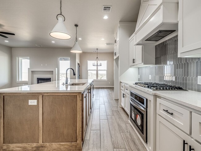 Building Photo - Newer Beautiful home in East Edmond + 4 Be...