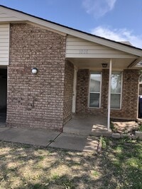 Building Photo - UPDATED DUPLEX NEAR I-240 CORRIDOR!