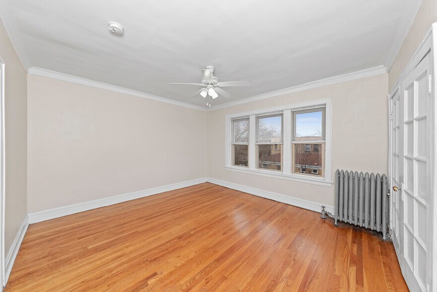 Building Photo - 2843 W Berteau Ave