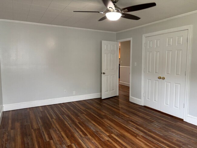 Building Photo - 114 Crescent Dr