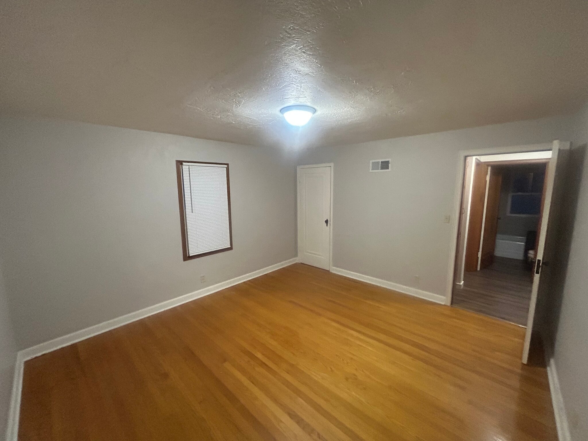 Building Photo - 322 E 2nd St