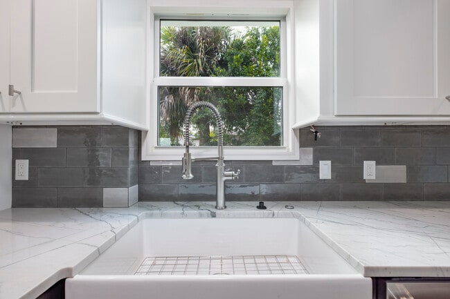 Building Photo - 1036 NE Wright Ave