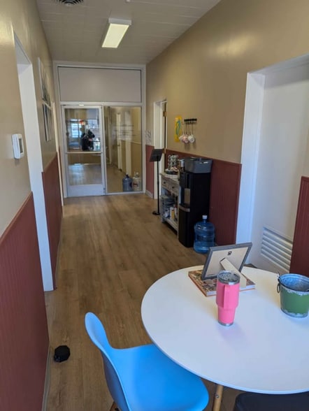 Building Photo - 112 Shoshone St E