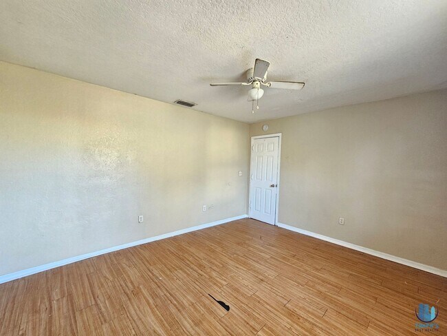 Building Photo - Beautiful 3 Bed | 2 Bath HOME on a DOUBLE LOT located in central Lakeland for rent and available ...