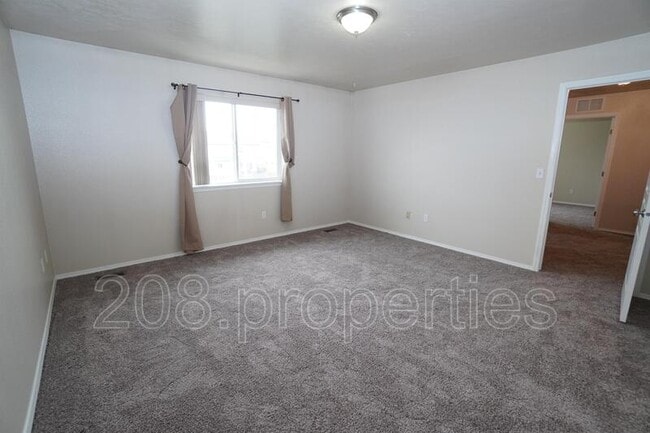 Building Photo - 1556 Gold St