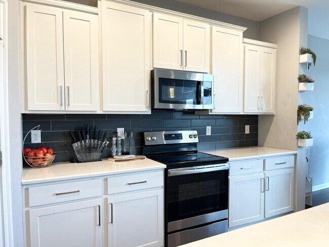 Building Photo - 176 Harness Way