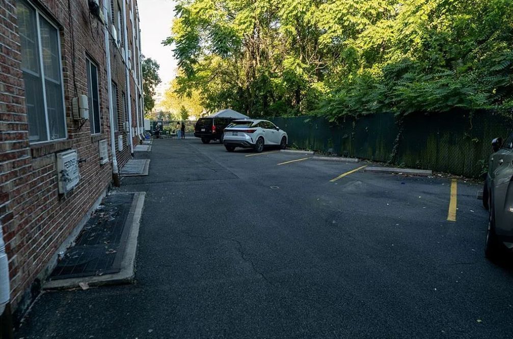 Building Photo - 9526 Schenck St