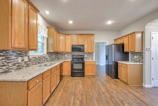 Building Photo - 1300 Buckingham Cir