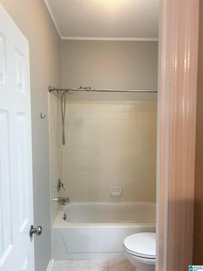 Building Photo - 2212 Ascot Ln