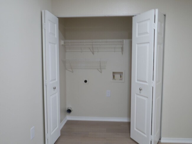 Building Photo - Solms 1 Bed | 1 Bath 670 Sq. Ft.
