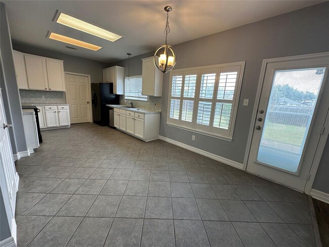 Building Photo - 6810 Crystal Point Dr
