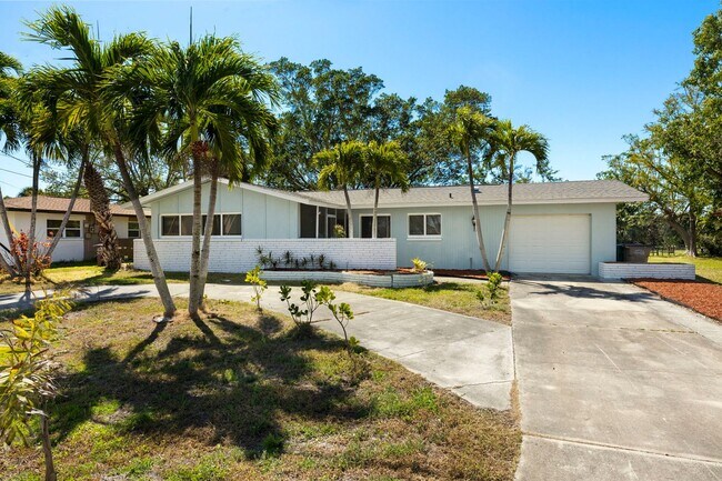Building Photo - Completely Refurbished 3 Bedroom 2 bath with Florida Room Large backyard