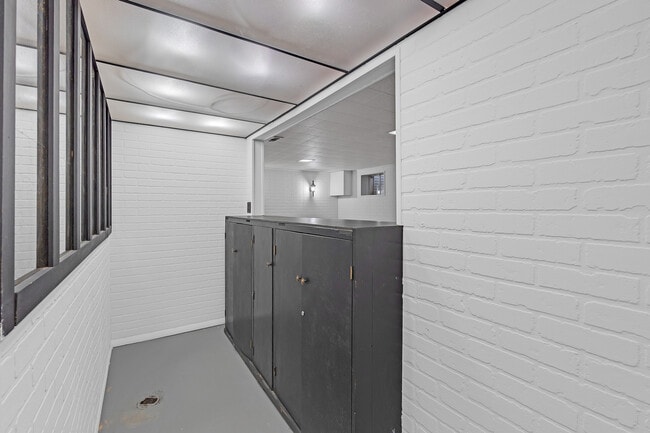 Building Photo - 650 Patricia Ln