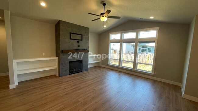 Building Photo - Modern 3 BD | 2 BA Home w/ Bonus Room - Es...