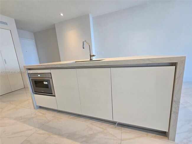 Building Photo - 700 NE 24th St